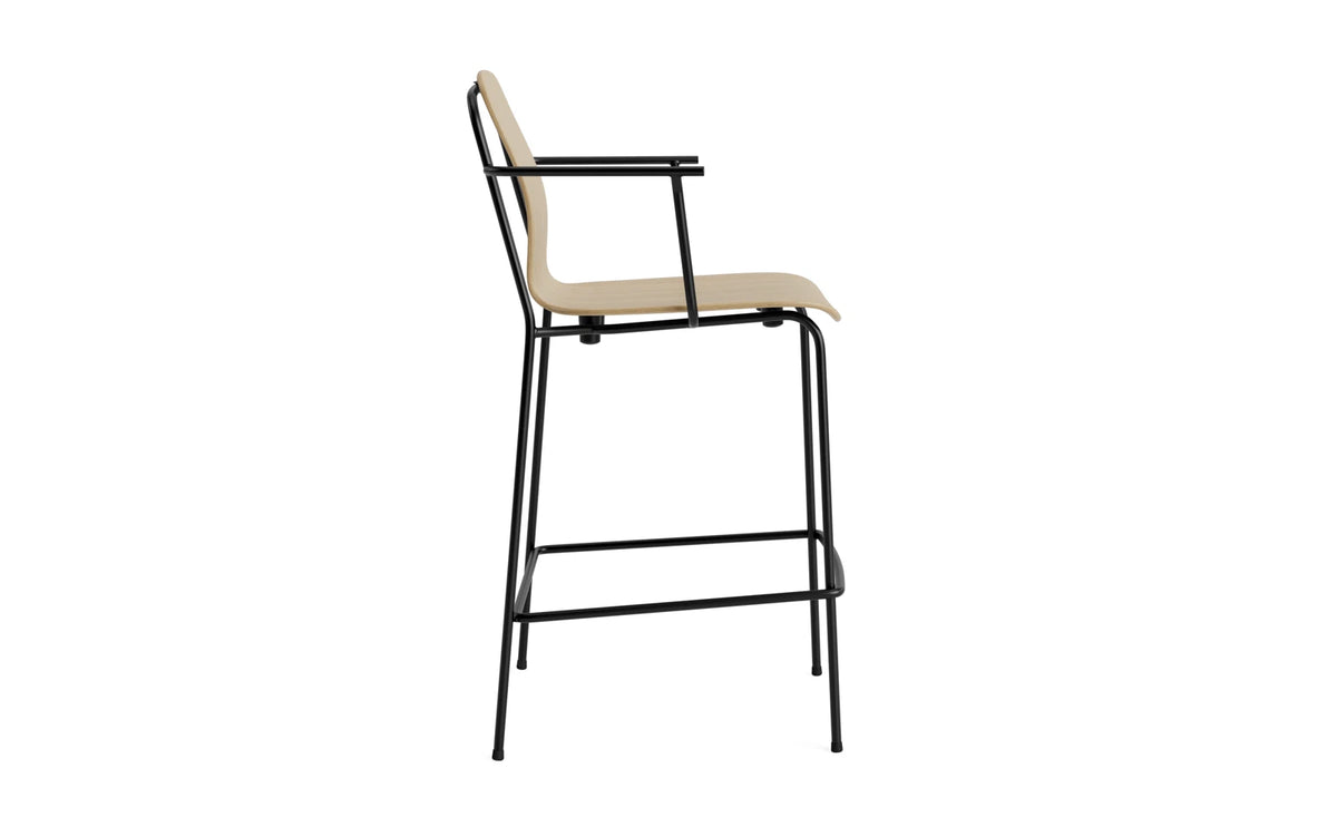 Studio Barstuhl mit Armlehne 65 cm schwarzes Stahl/ Eiche in Eiche präsentiert im Onlineshop von KAQTU Design AG. Barstuhl ist von Normann Copenhagen
