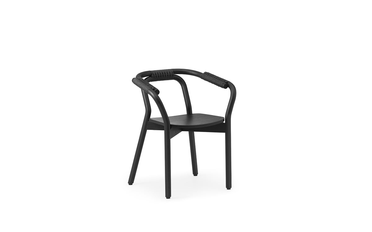 Knot Stuhl in Schwarz präsentiert im Onlineshop von KAQTU Design AG. Stuhl mit Armlehne ist von Normann Copenhagen