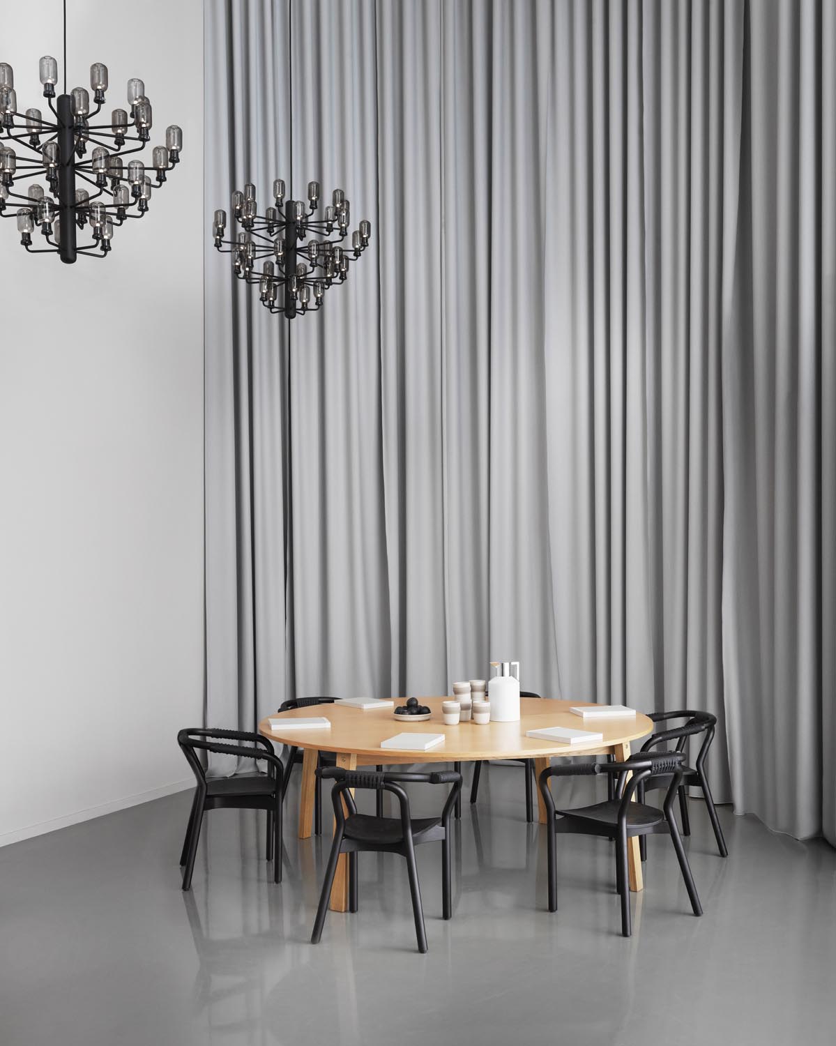 Knot Stuhl in Schwarz präsentiert im Onlineshop von KAQTU Design AG. Stuhl mit Armlehne ist von Normann Copenhagen