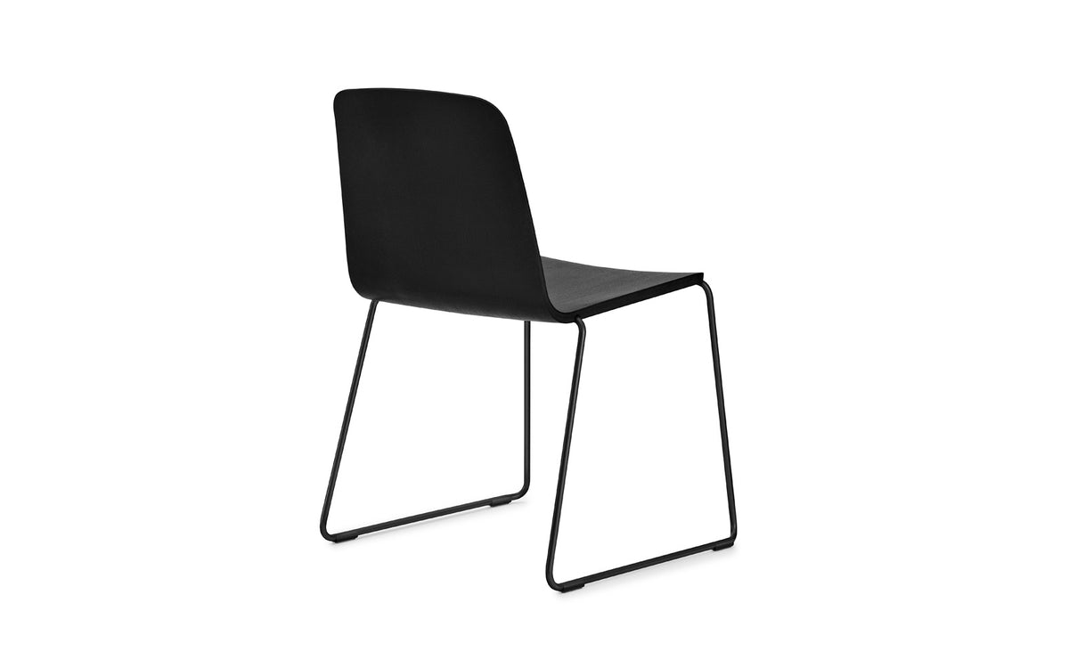 Just Stuhl in Schwarz präsentiert im Onlineshop von KAQTU Design AG. Stuhl ist von Normann Copenhagen