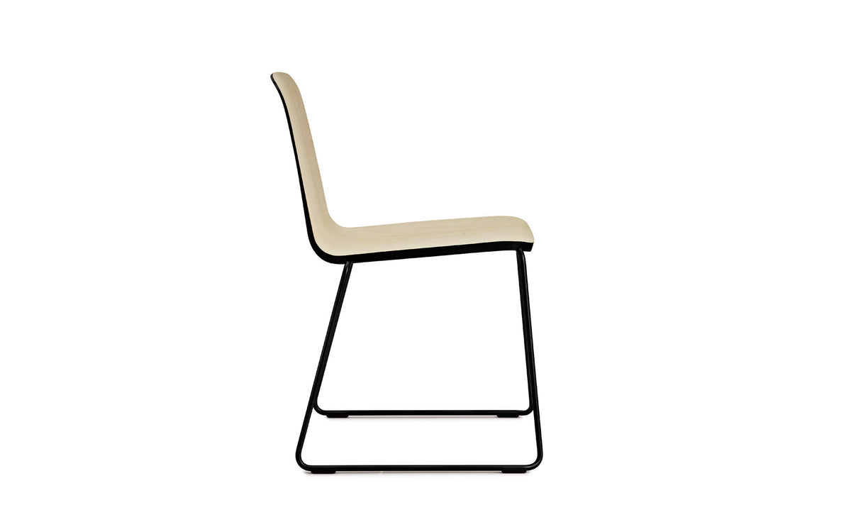 Just Stuhl in Esche/schwarz/schwarz präsentiert im Onlineshop von KAQTU Design AG. Stuhl ist von Normann Copenhagen