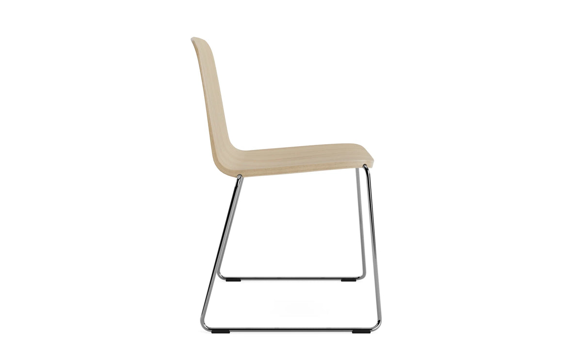 Just Stuhl in Eiche /Chrom präsentiert im Onlineshop von KAQTU Design AG. Stuhl ist von Normann Copenhagen