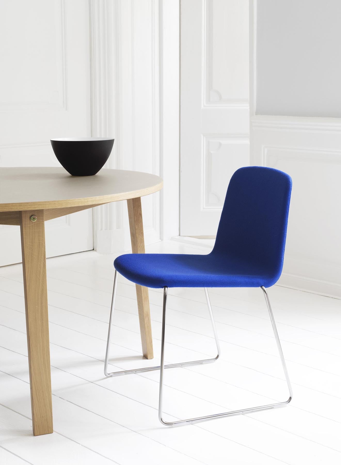 Der Just Stuhl von Normann Copenhagen vereint modernes Design mit optimalem Sitzkomfort – ideal für stilvolle und funktionale Wohnräume.