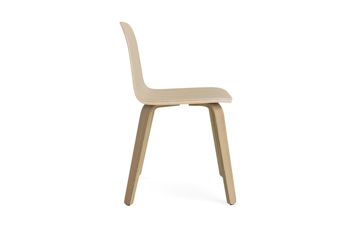 Just Stuhl in Eiche/Eiche präsentiert im Onlineshop von KAQTU Design AG. Stuhl ist von Normann Copenhagen