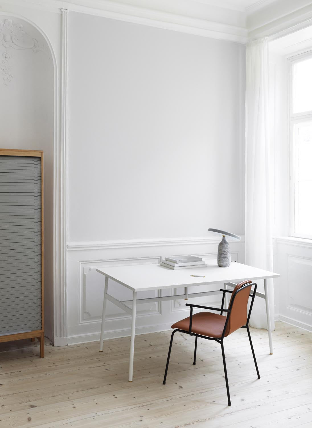 Journal Schreibtisch in Weiss präsentiert im Onlineshop von KAQTU Design AG. Schreibtisch ist von Normann Copenhagen