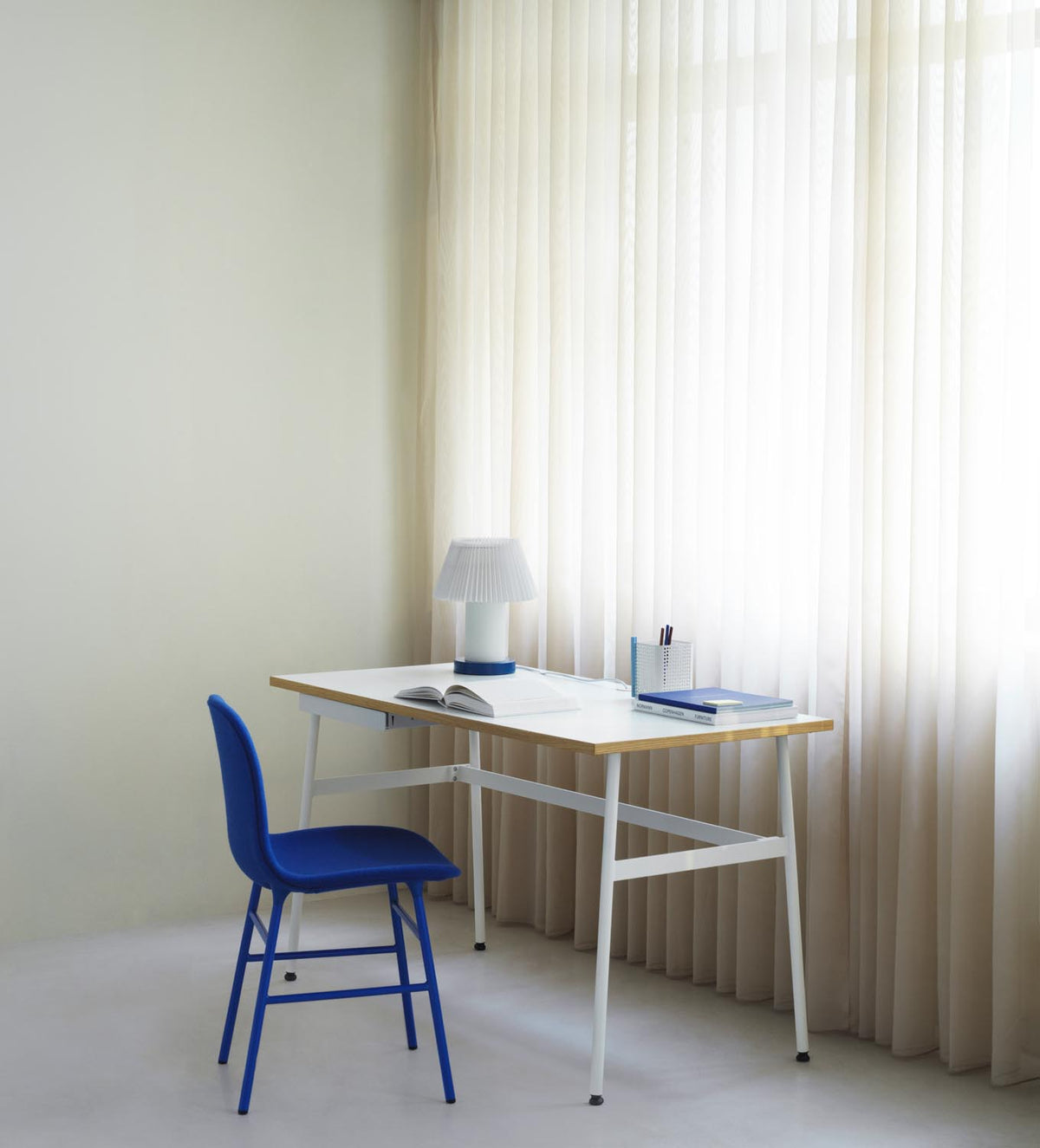 Journal Schreibtisch in Weiss präsentiert im Onlineshop von KAQTU Design AG. Schreibtisch ist von Normann Copenhagen