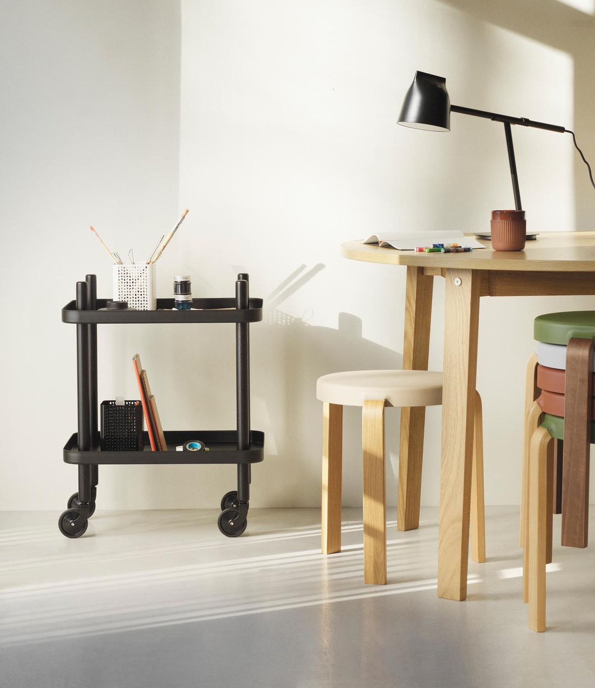Block Tisch in präsentiert im Onlineshop von KAQTU Design AG. Servierwagen ist von Normann Copenhagen