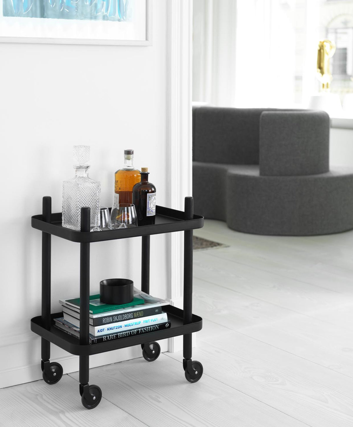 Block Tisch in präsentiert im Onlineshop von KAQTU Design AG. Servierwagen ist von Normann Copenhagen