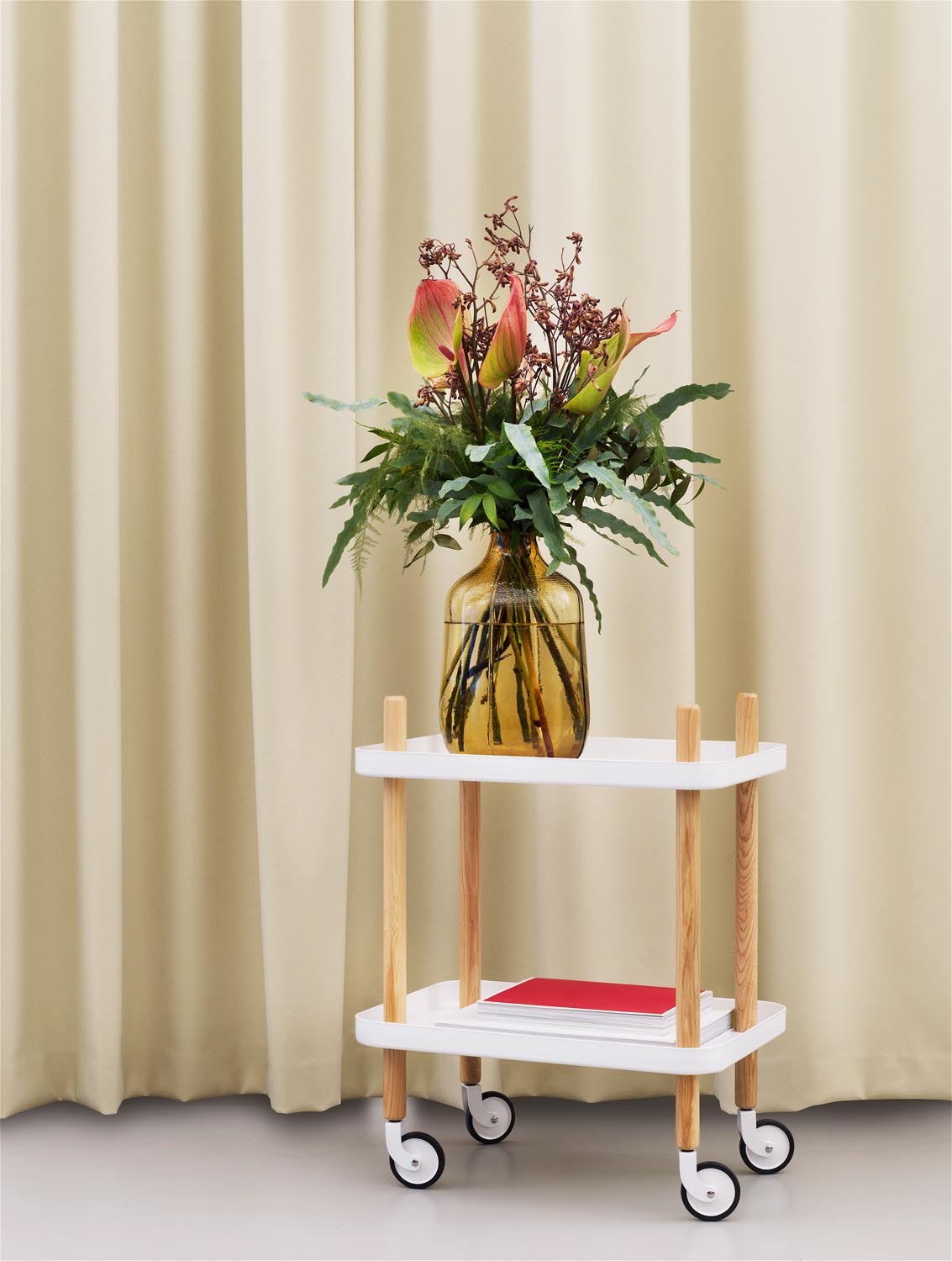 Block Tisch in präsentiert im Onlineshop von KAQTU Design AG. Servierwagen ist von Normann Copenhagen