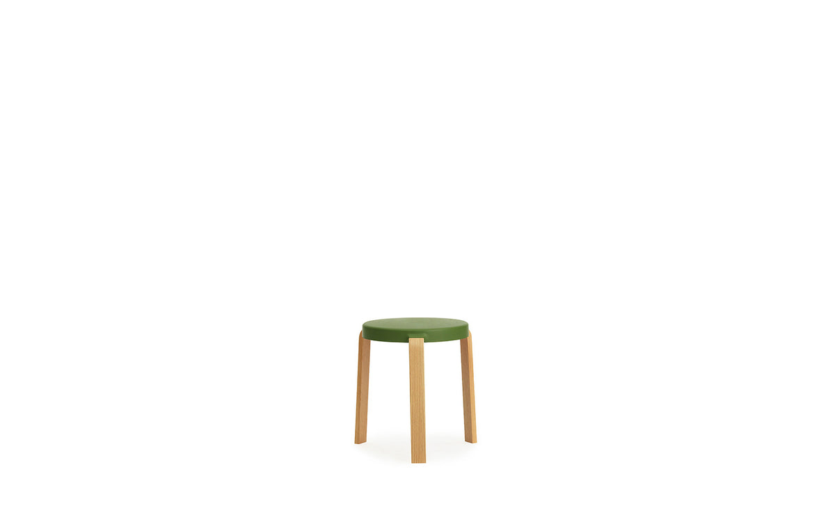 Tap Stuhl Eiche/ olive in Olive präsentiert im Onlineshop von KAQTU Design AG. Hocker ist von Normann Copenhagen
