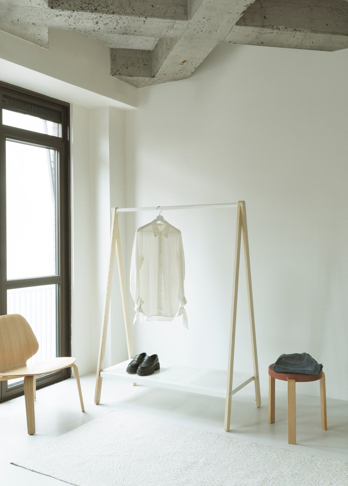 Tap Stuhl Eiche/ olive in Olive präsentiert im Onlineshop von KAQTU Design AG. Hocker ist von Normann Copenhagen