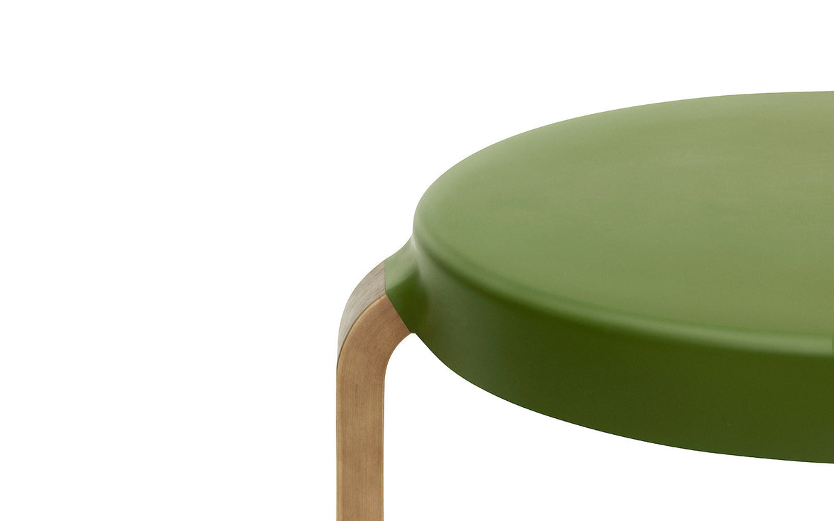 Tap Stuhl Walnuss/ olive in Olive präsentiert im Onlineshop von KAQTU Design AG. Hocker ist von Normann Copenhagen