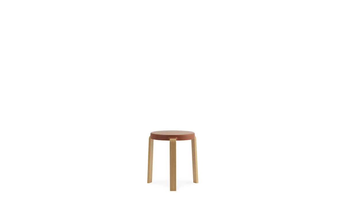 Tap Stuhl Eiche/ karamel in Karamel präsentiert im Onlineshop von KAQTU Design AG. Hocker ist von Normann Copenhagen