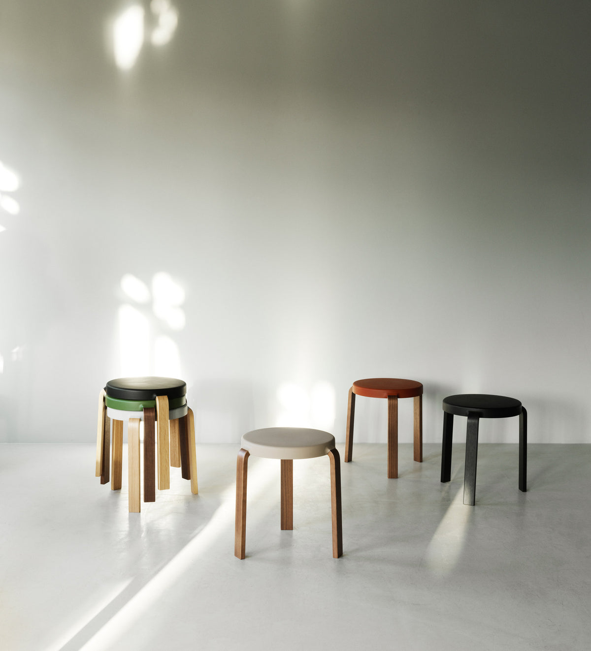 Tap Stuhl Walnuss/ sand in Sand präsentiert im Onlineshop von KAQTU Design AG. Hocker ist von Normann Copenhagen