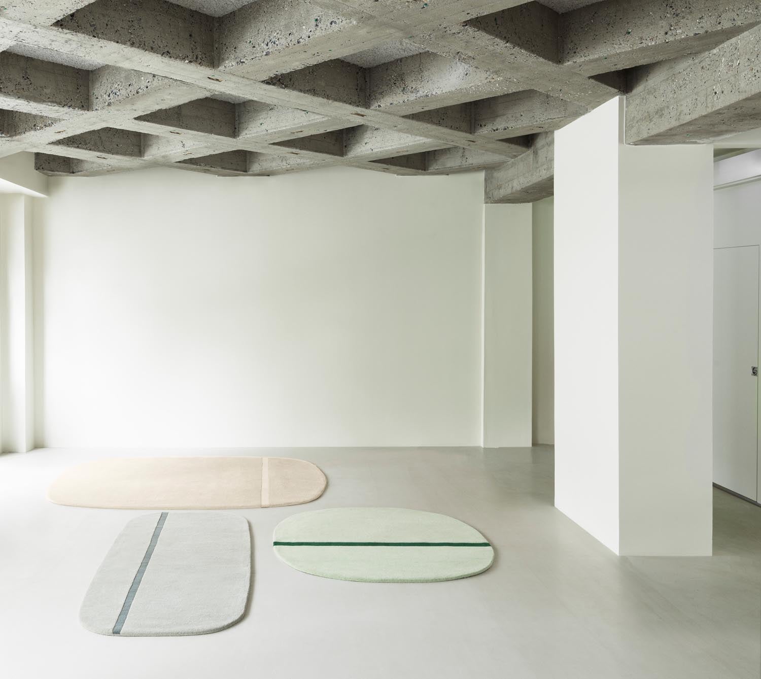 Entdecken Sie den Oona Teppich von Normann Copenhagen: Stilvolle Farben und harmonische Formen für jeden Raum. Ideal für Esszimmer, Schlafzimmer und Flure.