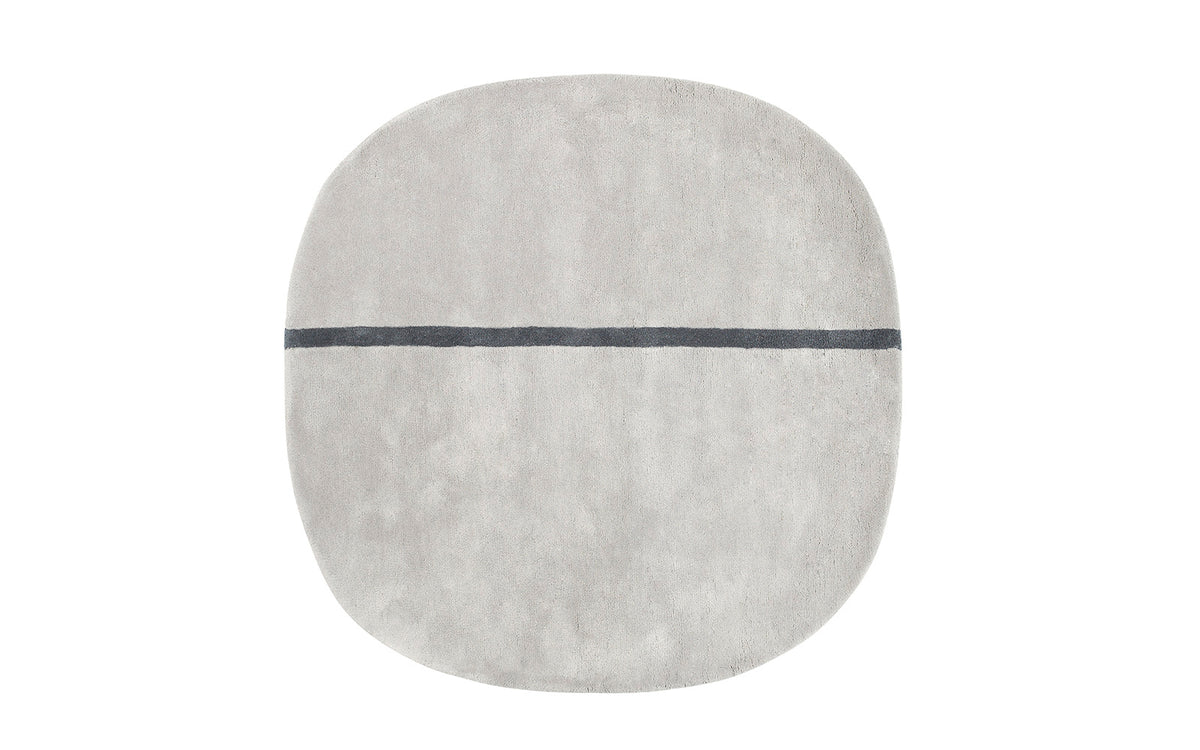 Oona Teppich in Grau präsentiert im Onlineshop von KAQTU Design AG. Teppich ist von Normann Copenhagen