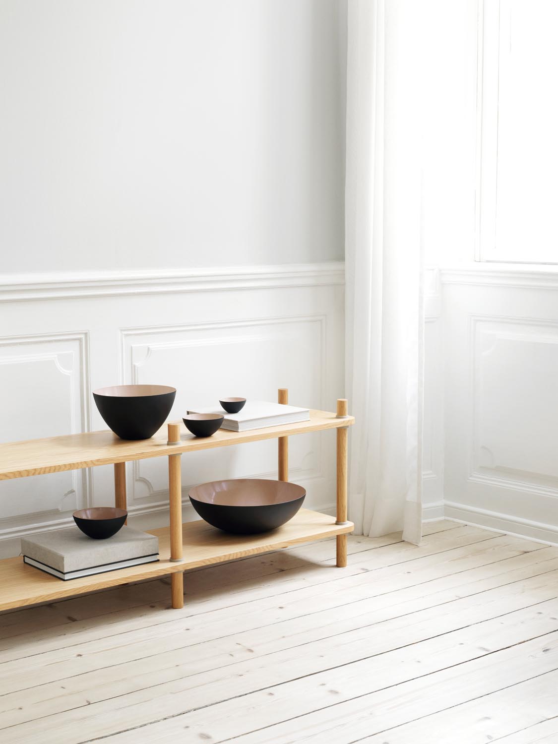 Jam Regal 6 Pfosten Eicke/grau in Eiche/grau präsentiert im Onlineshop von KAQTU Design AG. Bücherregal ist von Normann Copenhagen