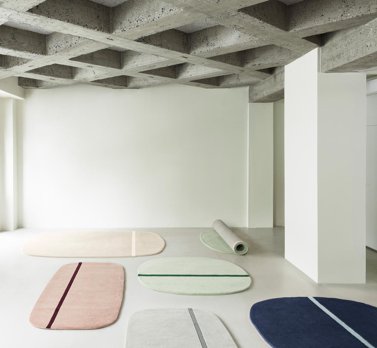 Oona Teppich in Blau präsentiert im Onlineshop von KAQTU Design AG. Teppich ist von Normann Copenhagen