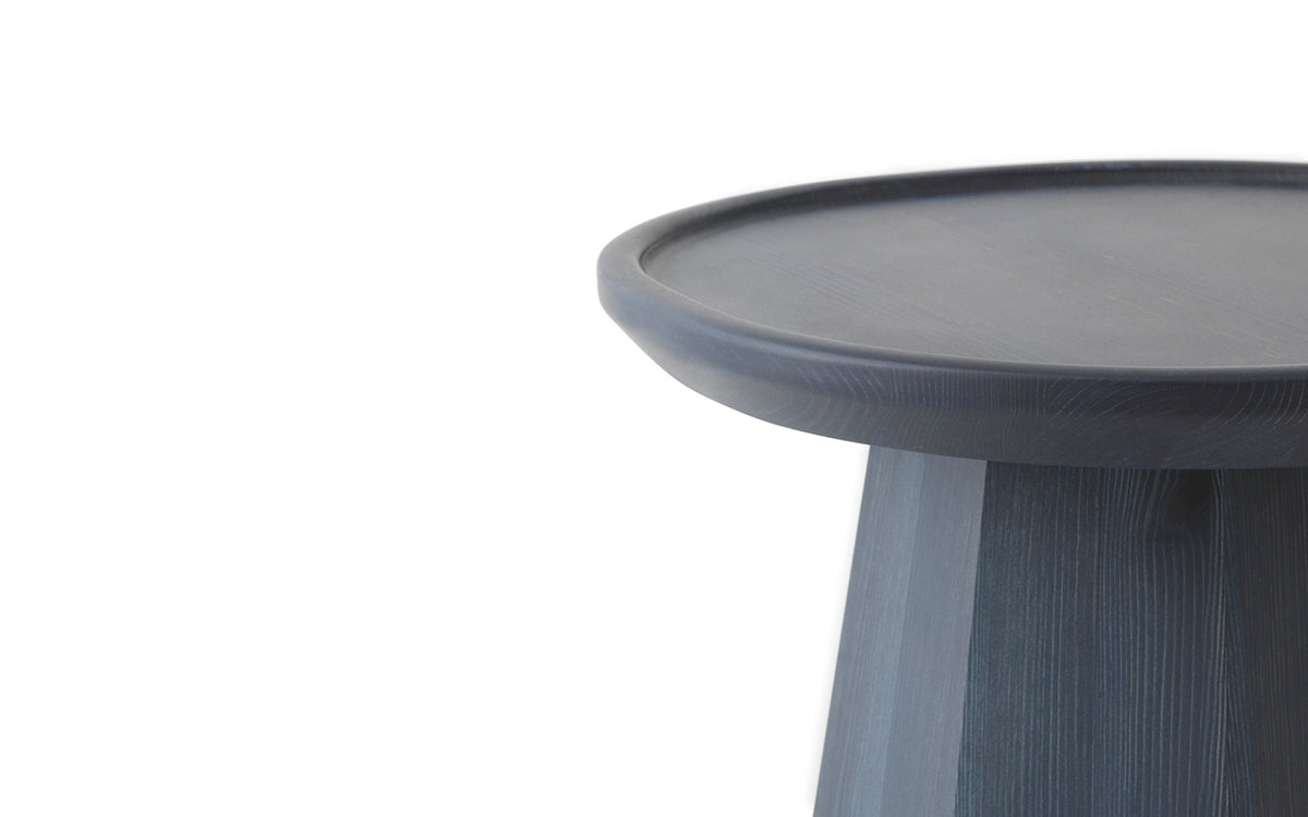 Pine Tisch Small in Dunkelblau präsentiert im Onlineshop von KAQTU Design AG. Beistelltisch ist von Normann Copenhagen