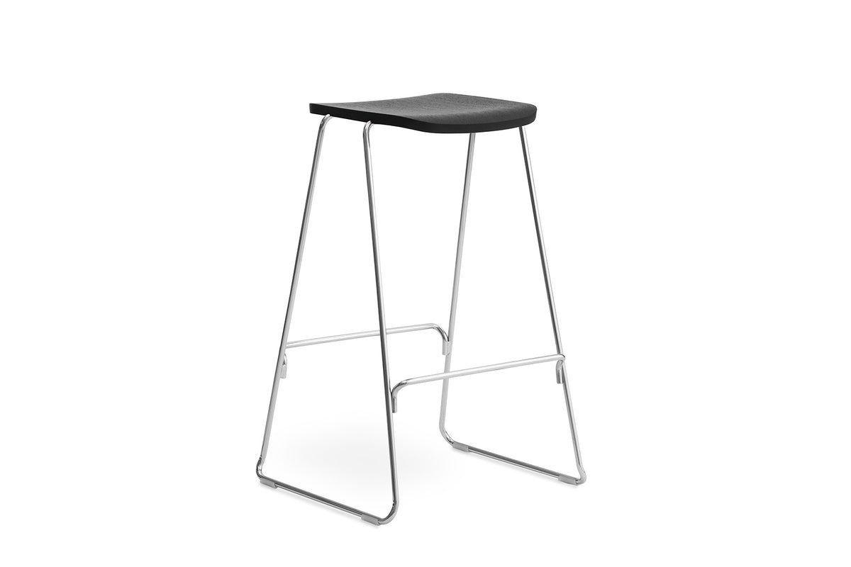 Just Barhocker in Shwarze Eiche/Chrom präsentiert im Onlineshop von KAQTU Design AG. Barhocker ist von Normann Copenhagen
