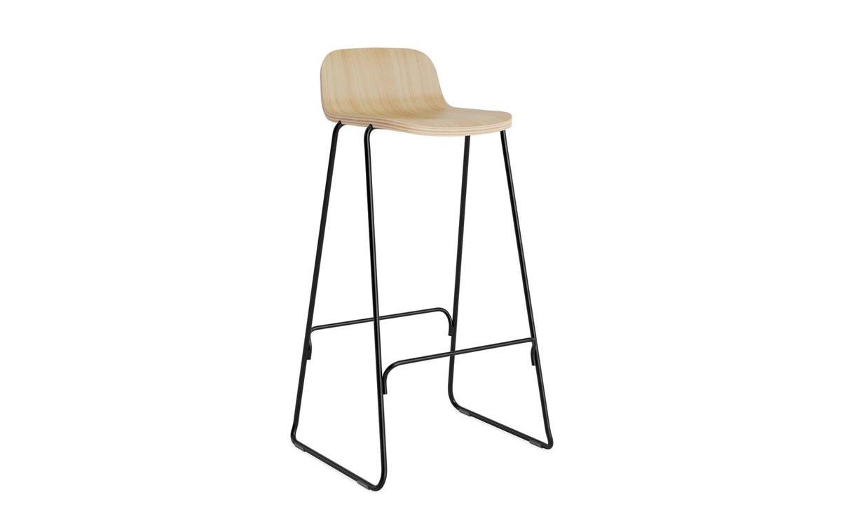 Just Barhocker mit Lehne in Eiche/Schwarze Stahl präsentiert im Onlineshop von KAQTU Design AG. Barhocker ist von Normann Copenhagen