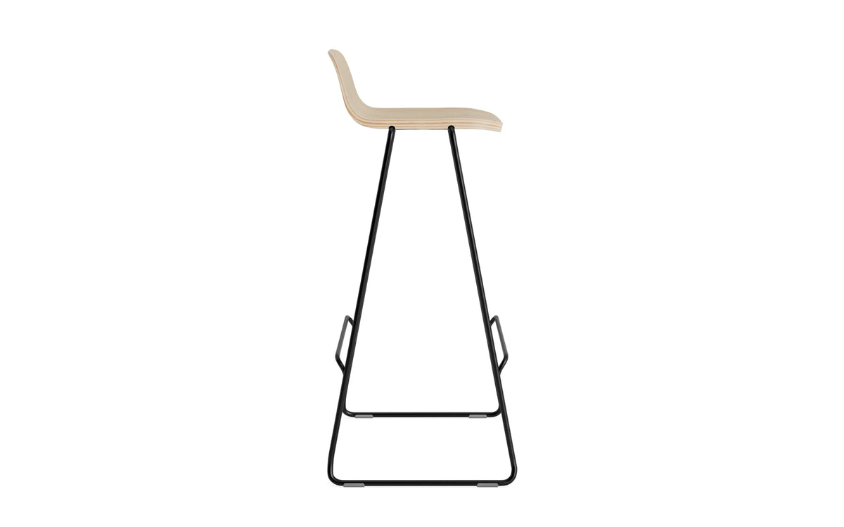 Just Barhocker mit Lehne in Eiche/Schwarze Stahl präsentiert im Onlineshop von KAQTU Design AG. Barhocker ist von Normann Copenhagen