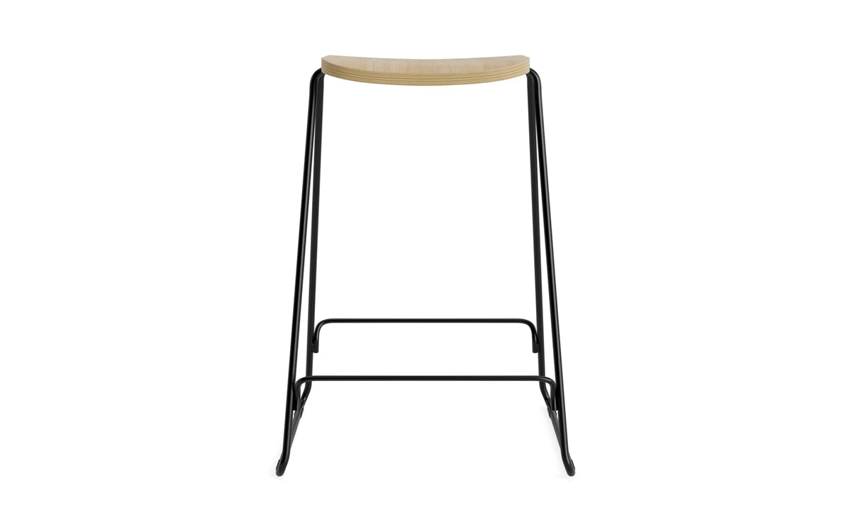 Just Barhocker in Eiche/Schwarz Stahl präsentiert im Onlineshop von KAQTU Design AG. Barhocker ist von Normann Copenhagen