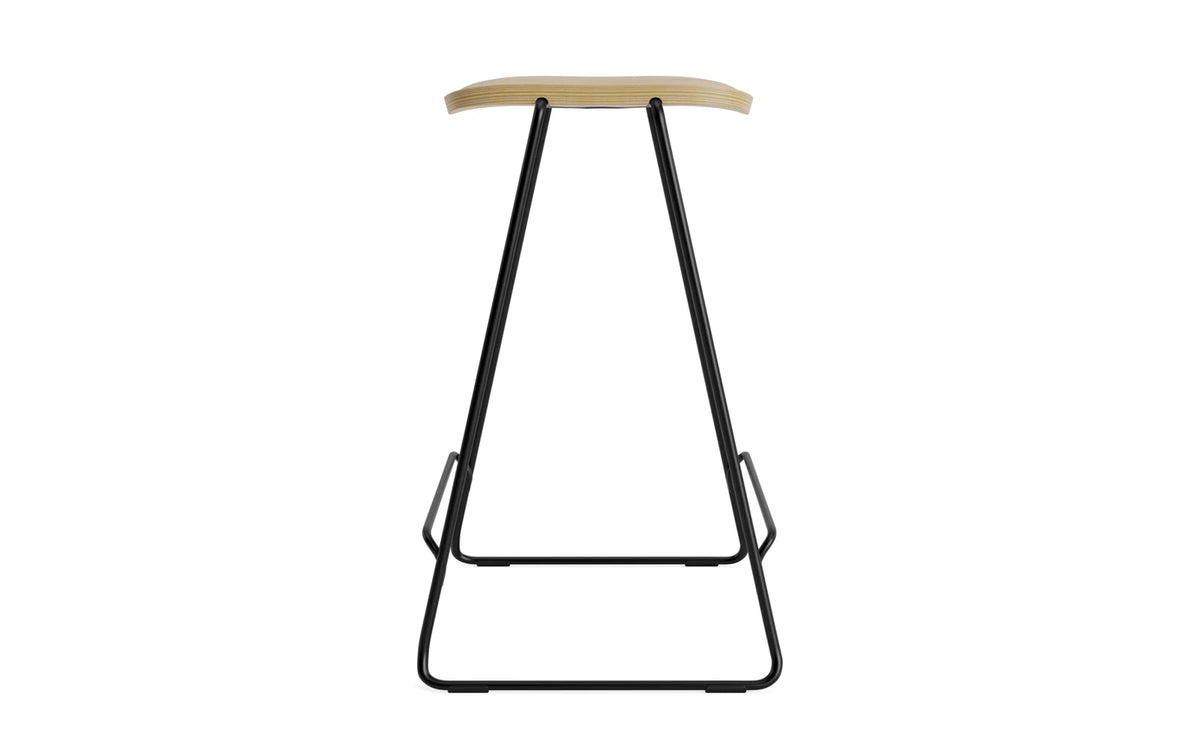 Just Barhocker in Eiche/Schwarz Stahl präsentiert im Onlineshop von KAQTU Design AG. Barhocker ist von Normann Copenhagen