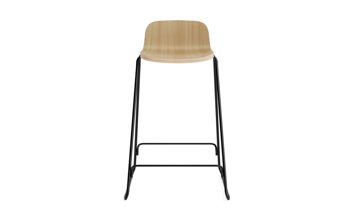 Just Barhocker mit Lehne in Eiche/Schwarze Stahl präsentiert im Onlineshop von KAQTU Design AG. Barhocker ist von Normann Copenhagen