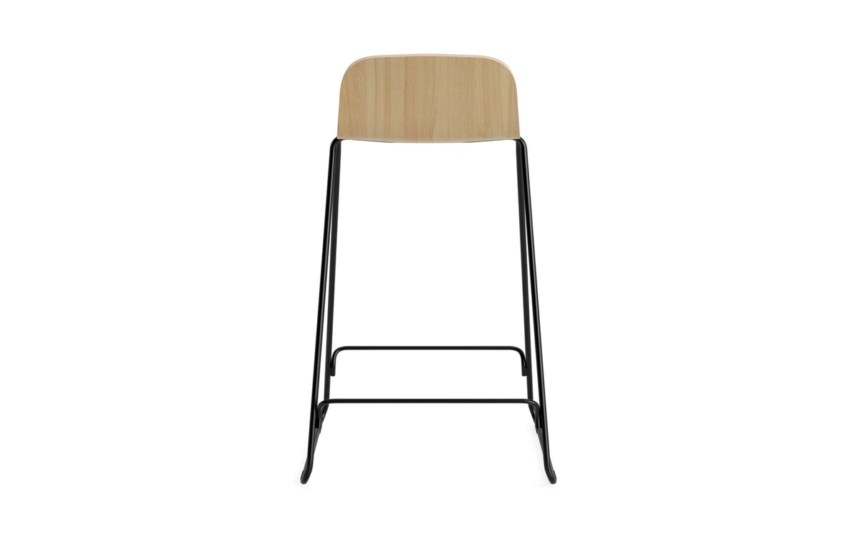 Just Barhocker mit Lehne in Eiche/Schwarze Stahl präsentiert im Onlineshop von KAQTU Design AG. Barhocker ist von Normann Copenhagen