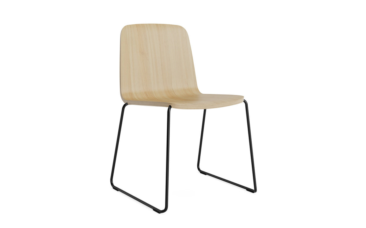 Just Stuhl in Eiche/Schwarze Stahl präsentiert im Onlineshop von KAQTU Design AG. Stuhl ist von Normann Copenhagen