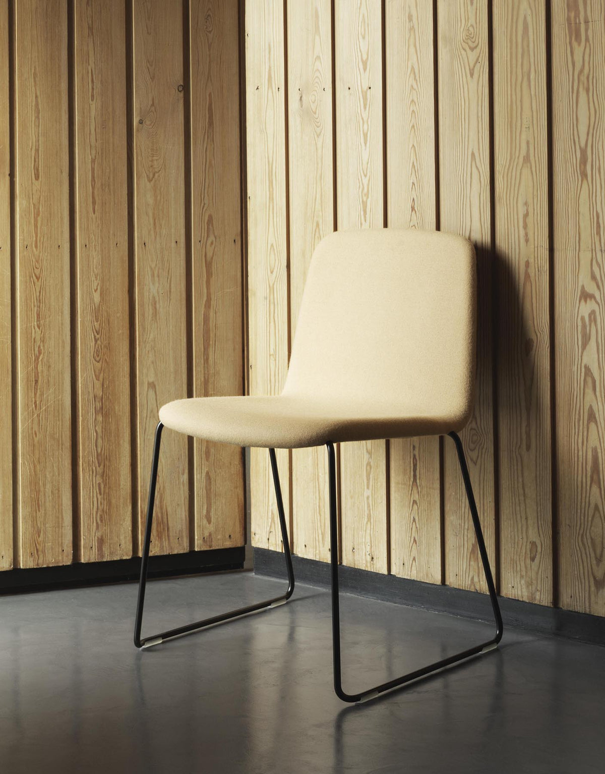 Just Stuhl in Eiche/Schwarze Stahl präsentiert im Onlineshop von KAQTU Design AG. Stuhl ist von Normann Copenhagen