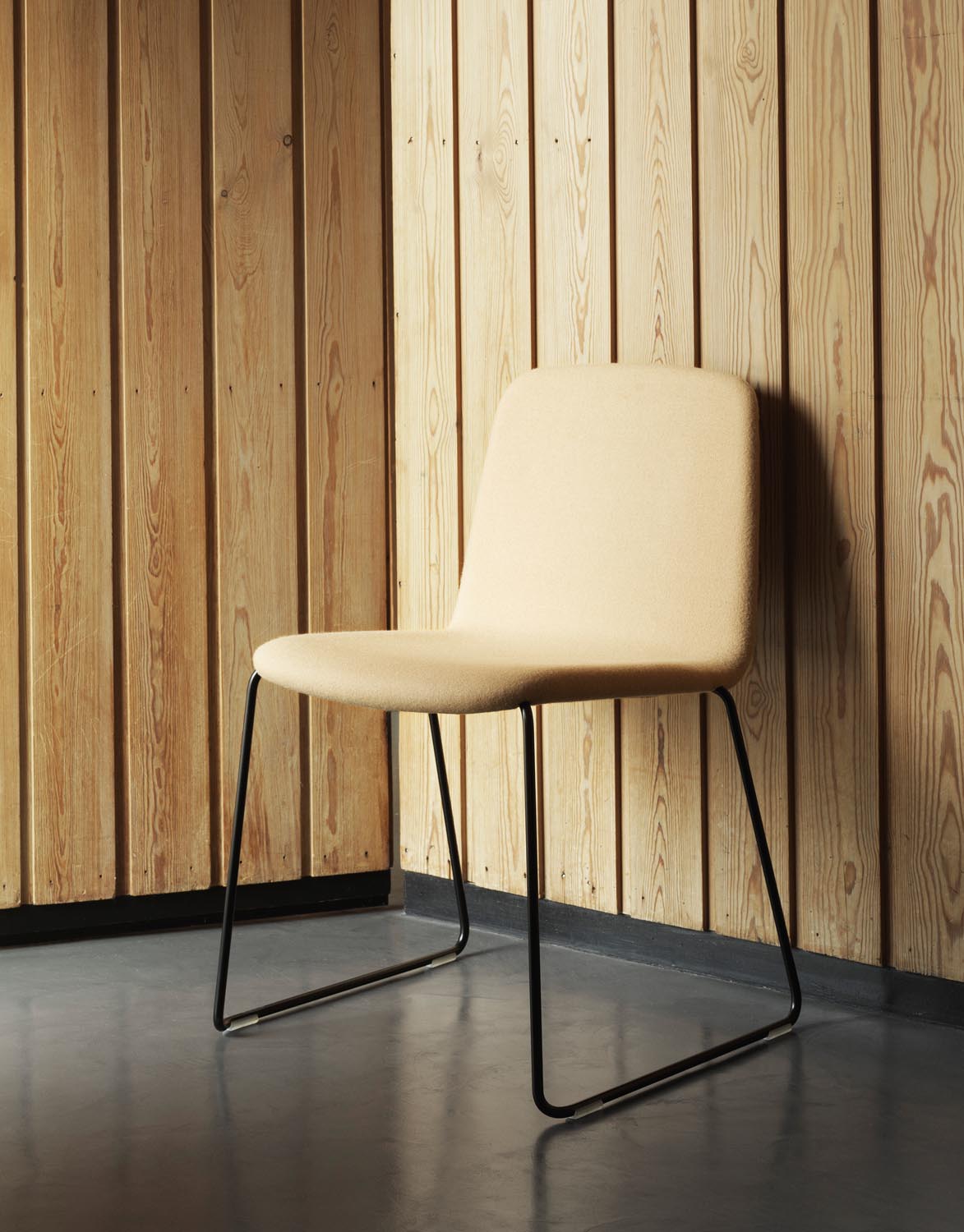 Just Stuhl in Schwarze Eiche/Chrom präsentiert im Onlineshop von KAQTU Design AG. Stuhl ist von Normann Copenhagen