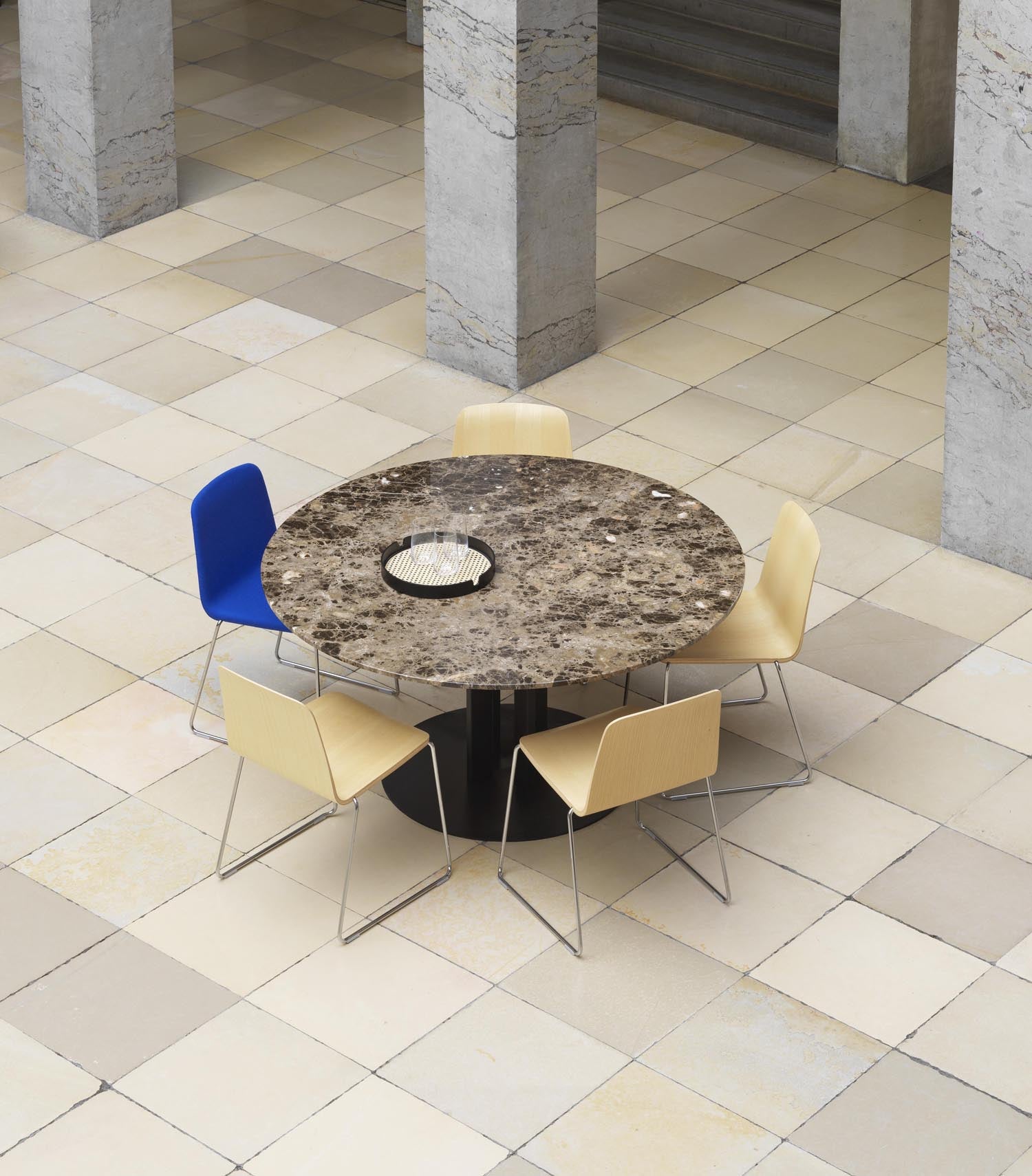 Entdecken Sie den Just Stuhl von Normann Copenhagen: Elegante Form und optimaler Komfort vereinen sich für ein modernes Wohnambiente.