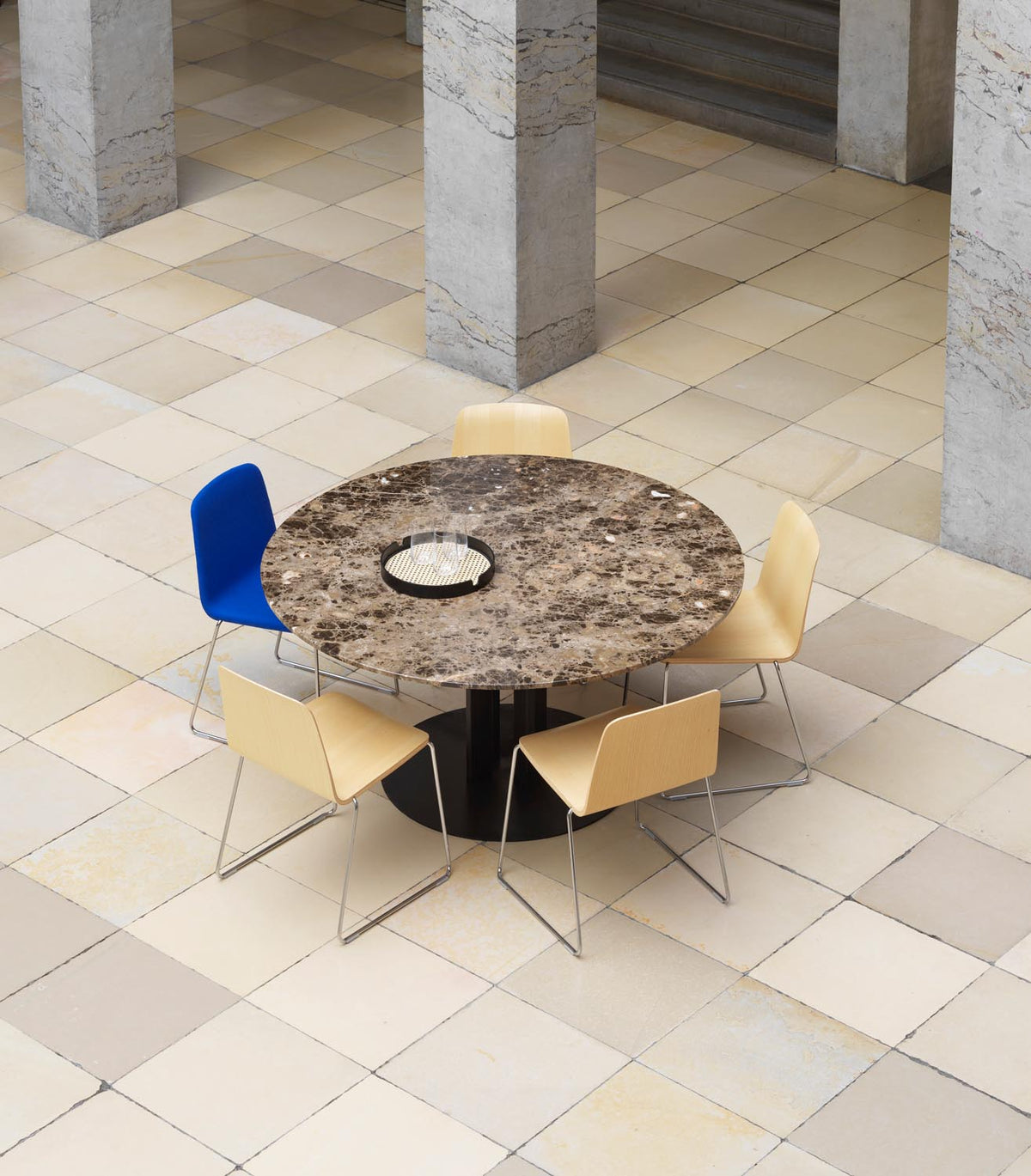 Just Stuhl in Schwarze Eiche/Chrom präsentiert im Onlineshop von KAQTU Design AG. Stuhl ist von Normann Copenhagen