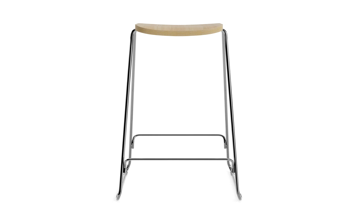 Just Barhocker 65 cm eiche/chrom in Eiche/chrom präsentiert im Onlineshop von KAQTU Design AG. Barstuhl ist von Normann Copenhagen