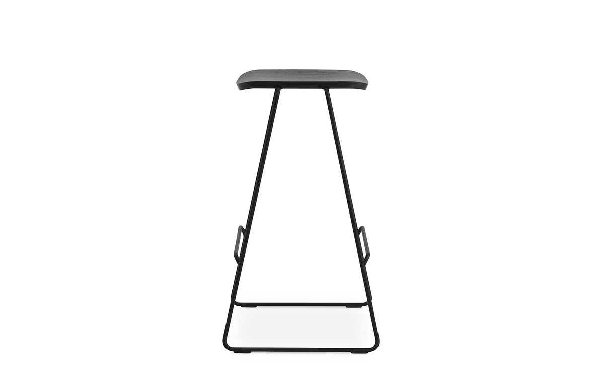 Just Barhocker in Schwarz/Schwarz präsentiert im Onlineshop von KAQTU Design AG. Barhocker ist von Normann Copenhagen