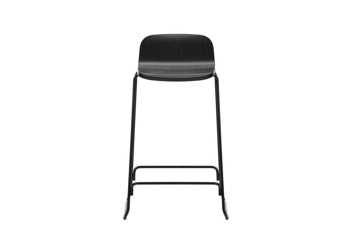 Barhocker Just mit Lehne von Normann Copenhagen, Sitzschale aus schwarz lackiertem Furnier, Sitzhöhe 65 cm, Gestell aus Metall.