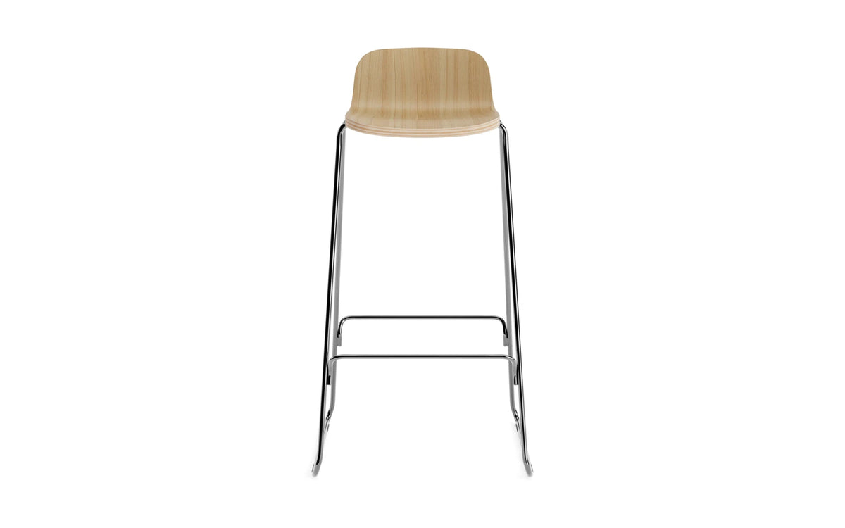 Just Barhocker mit Lehne in Eiche/Chrom präsentiert im Onlineshop von KAQTU Design AG. Barhocker ist von Normann Copenhagen