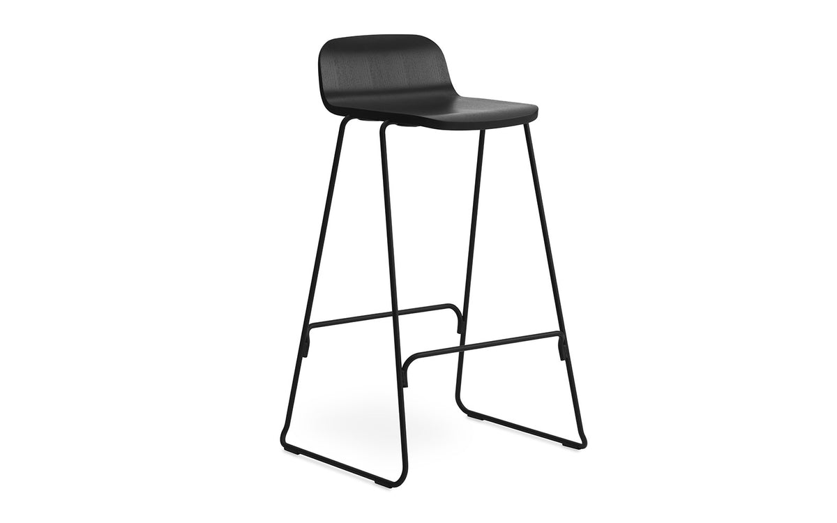 Just Barhocker mit Lehne in Schwarz/schwarz präsentiert im Onlineshop von KAQTU Design AG. Barhocker ist von Normann Copenhagen