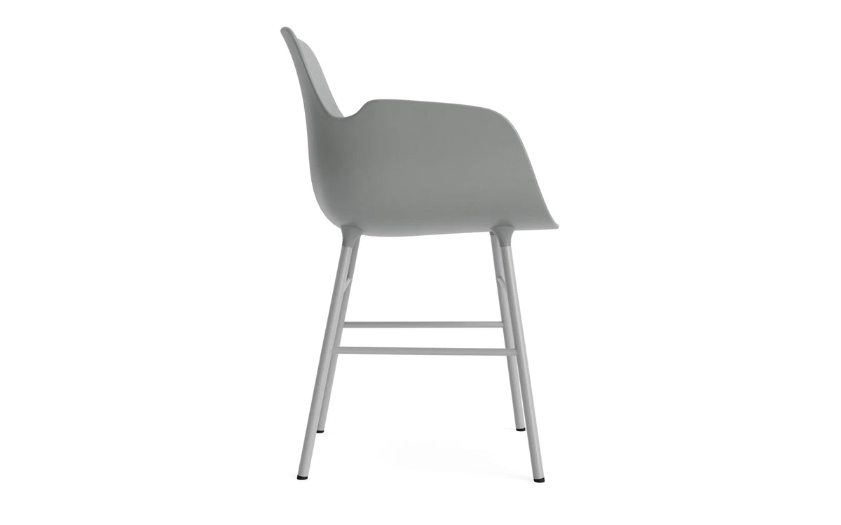 Form Armlehnstuhl in Grau präsentiert im Onlineshop von KAQTU Design AG. Stuhl mit Armlehne ist von Normann Copenhagen