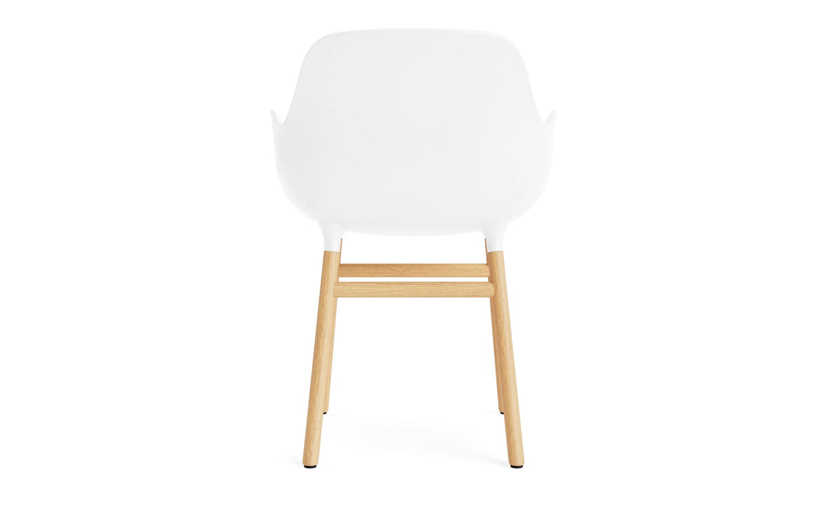 Form Armlehnstuhl in Weiss/Eiche präsentiert im Onlineshop von KAQTU Design AG. Stuhl mit Armlehne ist von Normann Copenhagen
