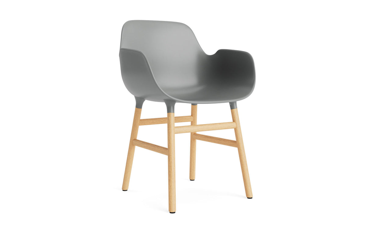 Form Armlehnstuhl in Grau/Eiche präsentiert im Onlineshop von KAQTU Design AG. Stuhl mit Armlehne ist von Normann Copenhagen