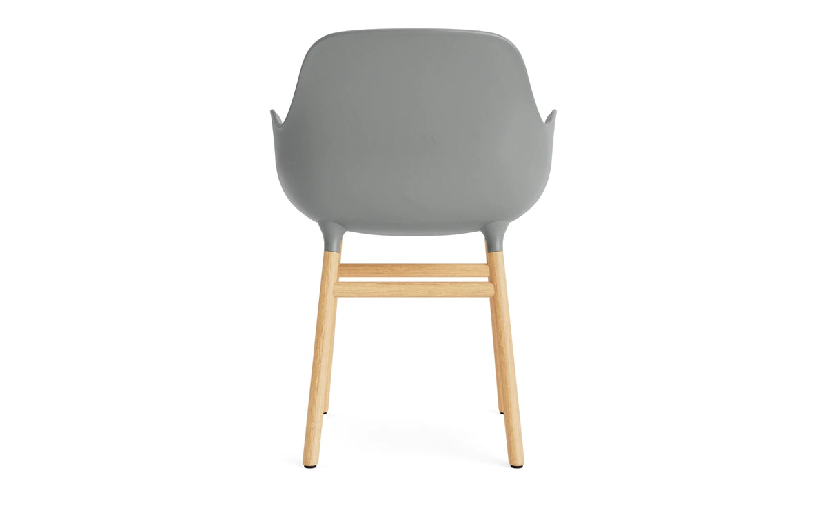 Form Armlehnstuhl in Grau/Eiche präsentiert im Onlineshop von KAQTU Design AG. Stuhl mit Armlehne ist von Normann Copenhagen