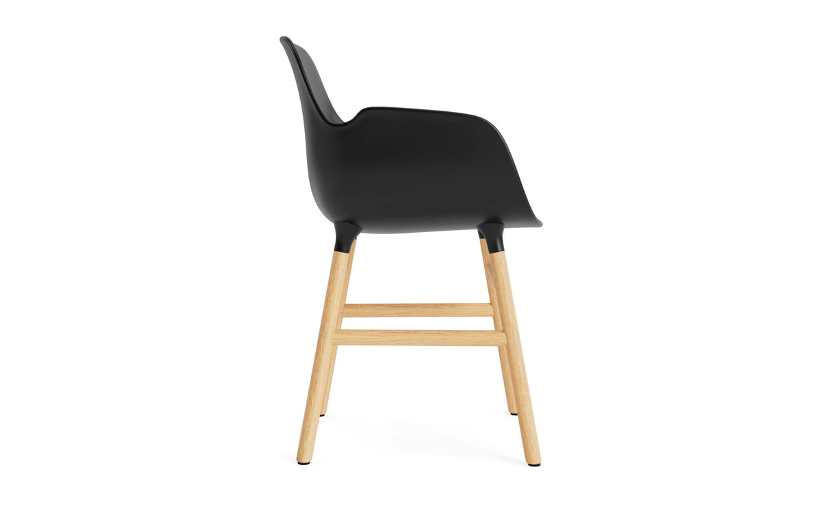 Form Armlehnstuhl in Schwarz/Eiche präsentiert im Onlineshop von KAQTU Design AG. Stuhl mit Armlehne ist von Normann Copenhagen