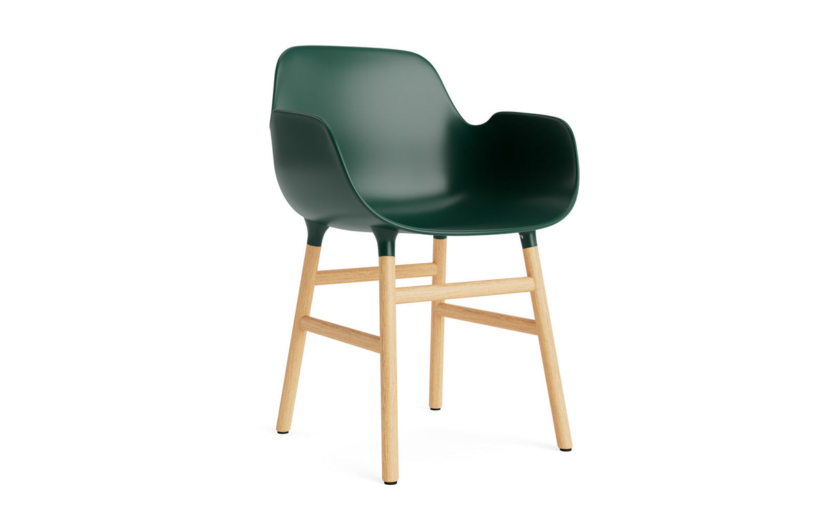 Form Armlehnstuhl in Grün/Eiche präsentiert im Onlineshop von KAQTU Design AG. Stuhl mit Armlehne ist von Normann Copenhagen