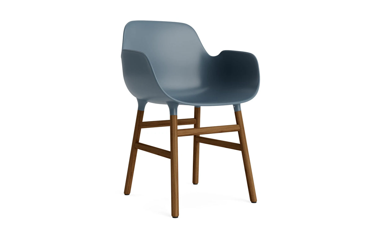 Form Armlehnstuhl in Blau / Walnuss präsentiert im Onlineshop von KAQTU Design AG. Stuhl mit Armlehne ist von Normann Copenhagen