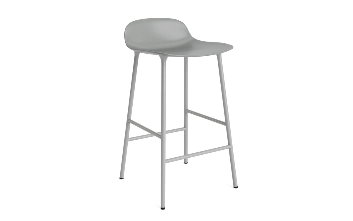 Form Barhocker in Grau präsentiert im Onlineshop von KAQTU Design AG. Barstuhl ist von Normann Copenhagen