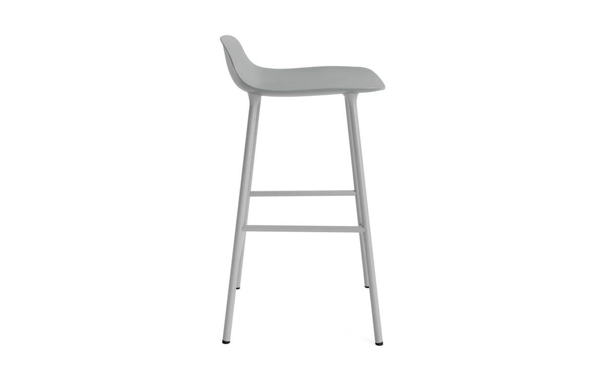 Form Barhocker in Grau präsentiert im Onlineshop von KAQTU Design AG. Barstuhl ist von Normann Copenhagen