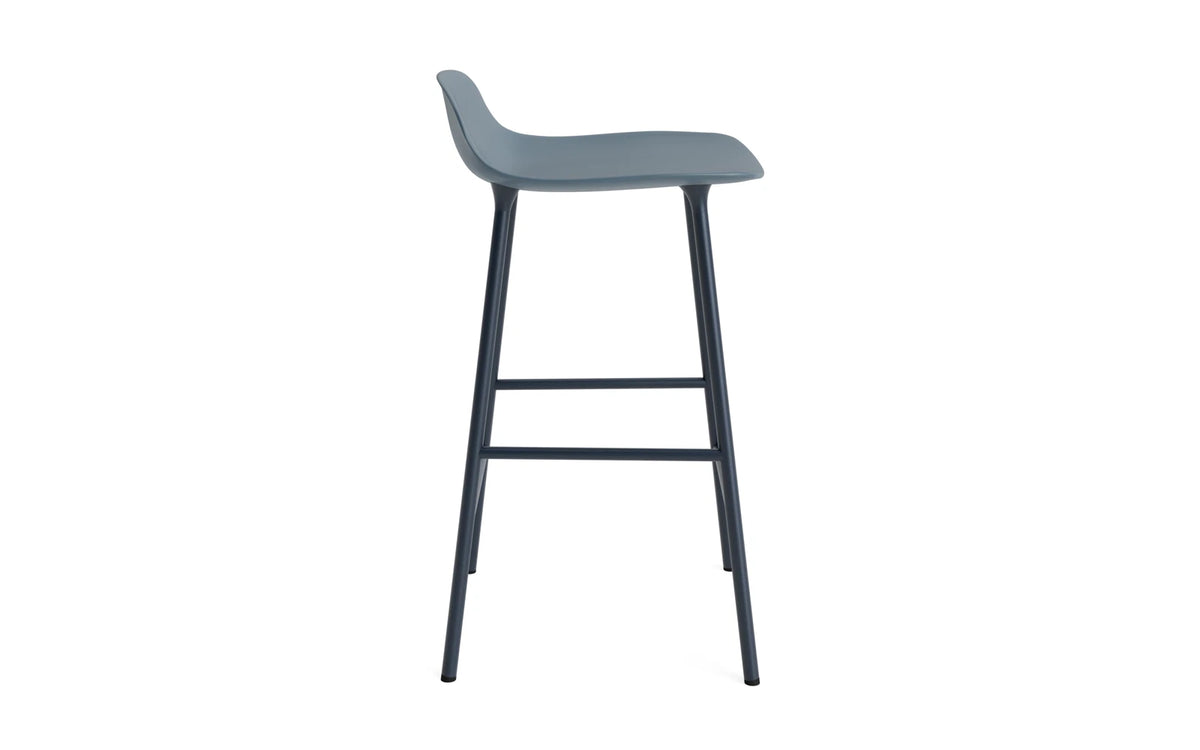Form Barhocker in Blau präsentiert im Onlineshop von KAQTU Design AG. Barstuhl ist von Normann Copenhagen